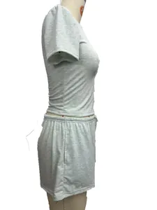 Vue latérale détaillée d'un ensemble t-shirt court gris ajusté et short décontracté pour femme