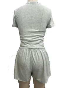 Vue arrière de l'ensemble de détente gris pour femmes avec haut court et short.