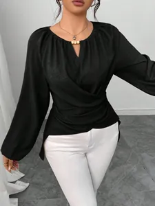Detailansicht einer eleganten gewebten Wickelbluse mit Holzperlen-Ausschnitt
