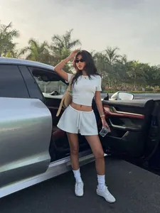 Vue d'une femme portant un ensemble crop top gris et un short à cordon de serrage