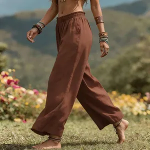 Detaillierte Ansicht des Stoffes und Falls dieser braunen weiten Leinen-Freizeithose