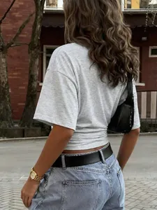 Vista posteriore di una t-shirt grigia da donna con vita arricciata in stile street