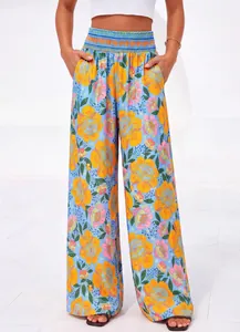 Détail du pantalon large à taille haute froncée avec un imprimé floral vibrant pour l'été.