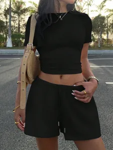 Vue détaillée d'un ensemble crop top noir ajusté et short à cordon pour femme