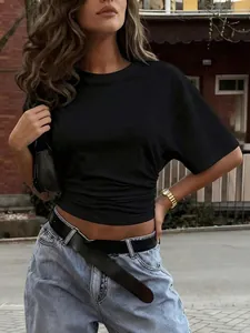 Dettaglio di t-shirt nera da donna con vita arricciata e silhouette slim fit elegante