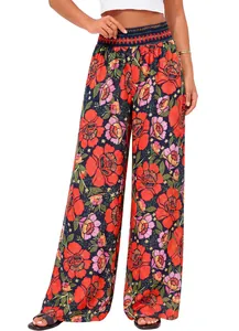 Détail du pantalon à taille haute et jambes larges avec un imprimé floral rouge éclatant