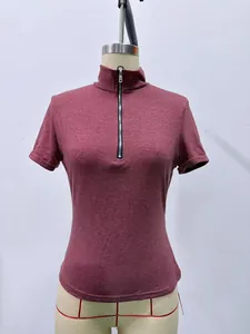 Détail d'un t-shirt bordeaux à manches courtes pour femme avec col montant zippé