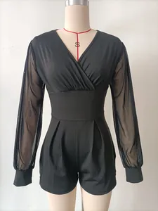 Detailansicht des V-Ausschnitt-Jumpsuits mit transparenten Netzärmeln und hoher Taille