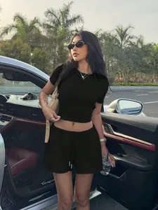 Ensemble haut court noir et short décontracté sur un mannequin à côté d'une voiture