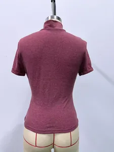 Vue arrière d'un t-shirt à manches courtes et col montant bordeaux sur un mannequin