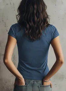 Détail de la vue arrière d'un t-shirt classique bleu marine à manches courtes