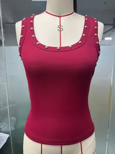 Nahaufnahme eines roten gerippten Tanktops mit silbernen Nieten auf einer Puppe