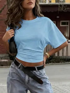 T-shirt da donna celeste con increspature, maniche corte e scollo rotondo slim fit.