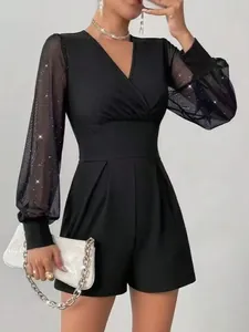 Detailaufnahme eines schwarzen Overalls mit Mesh-Ärmeln und elegantem V-Ausschnitt