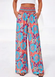 Vue détaillée de l'imprimé floral vibrant sur le pantalon large à taille haute pour femme.