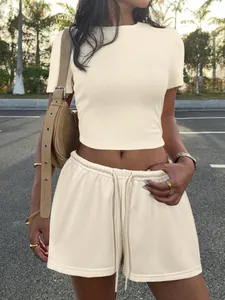 Vue détaillée de l'ensemble haut court ajusté et short à cordon de serrage en couleur beige