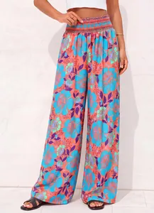 Vue détaillée du pantalon large à taille haute avec un imprimé floral estival éclatant