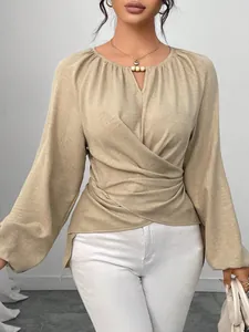 Detailansicht der gewebten khakifarbenen Damenbluse mit Wickeltaille und asymmetrischem Saum