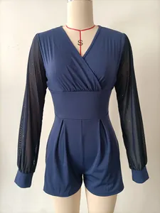 Vorderansicht eines dunkelblauen V-Ausschnitt-Jumpsuits mit glitzernden Netzärmeln