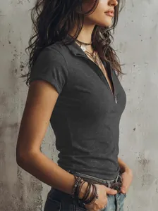 Vue de profil d'un t-shirt polo gris foncé ajusté avec détail de fermeture éclair