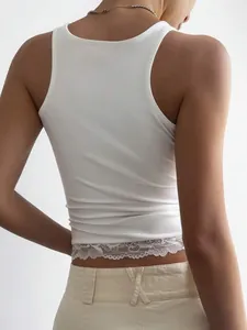 Detaillierte Rückansicht eines weißen, schmal geschnittenen Tanktops mit Spitzenbesatz