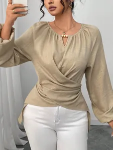 Detail des khakifarbenen, langärmeligen Web-T-Shirts mit Bindegürtel und unregelmäßigem Saum.