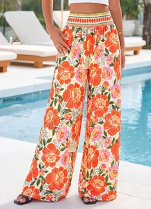Pantalon large à taille haute avec imprimé floral vibrant pour le confort d'été à la plage.
