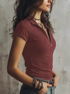 Détail d'un t-shirt bordeaux à manches courtes pour femmes avec col zippé et revers