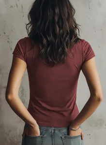 Vue arrière d'un t-shirt femme classique bordeaux à manches courtes sur un mur texturé