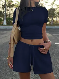 Ensemble deux pièces bleu marine avec haut court ajusté et short à cordon coulissant
