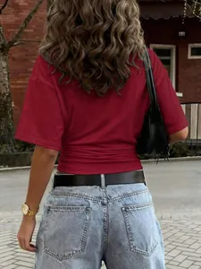 Vista posteriore di una t-shirt bordeaux a maniche corte con vita arricciata