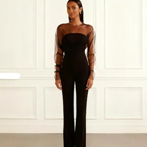 Combinaison noire élégante avec patchwork de résille sexy et haut bustier ajusté.