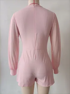 Detaillierte Rückansicht eines rosa langärmeligen Overalls mit durchsichtigen Netzärmeln.