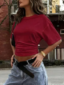 Vista dettagliata di una t-shirt da donna rosso scuro con vita arricciata e girocollo