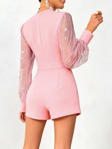 Rückansicht eines eleganten rosa Jumpers mit transparenten Netzärmeln und Sternen-Pailletten