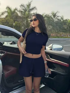Ensemble haut court à manches courtes et short à cordon bleu marine pour femme