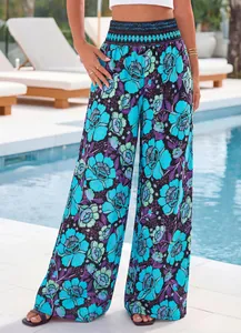 Détail de l'imprimé floral bleu sur ce pantalon d'été confortable à taille haute