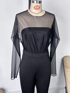 Gros plan d'une combinaison en résille noire avec bustier sans bretelles sur mannequin