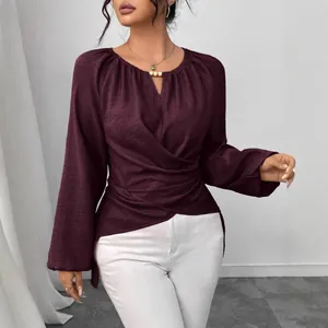 Elegantes burgunderfarbenes Langarm-Weboberteil mit Wickeltaille und asymmetrischem Saum