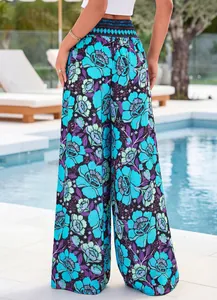Vue détaillée du pantalon d'été à jambes larges et taille haute avec imprimé floral bleu.