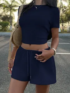 Détail d'un ensemble bleu marine pour femme avec crop top ajusté et short à cordon