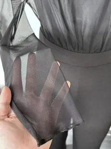 Vue détaillée du tissu en maille transparente d'une combinaison sexy noire ajustée