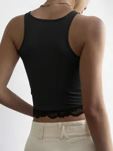 Sexiges schwarzes, eng anliegendes kurzes Damen-Top mit zartem Spitzenbesatz am Saum