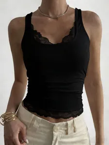 Detailansicht eines schwarzen Slim-Fit-Tops mit zarter Spitzenverzierung
