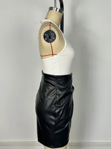 Seitenansicht eines eleganten schwarzen Minirocks aus Kunstleder mit hoher Taille am Mannequin