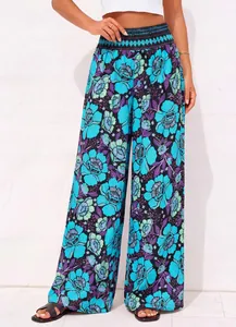 Vue détaillée montrant l'imprimé floral vibrant et la coupe décontractée du pantalon