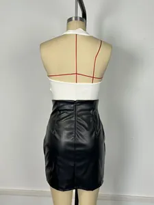 Rückansicht Detail eines schwarzen PU-Leder-Minirocks mit hoher Taille für Damen.