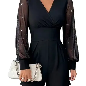 Eleganter schwarzer Damen Jumpsuit mit V-Ausschnitt und glitzernden Mesh-Ärmeln für Partys.