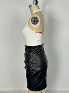 Seitenansicht eines schicken schwarzen PU-Leder-Minirocks mit geraffter hoher Taille