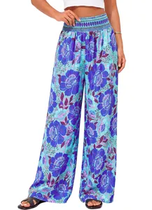 Vue détaillée d'un pantalon d'été large à taille haute avec imprimé floral bleu.